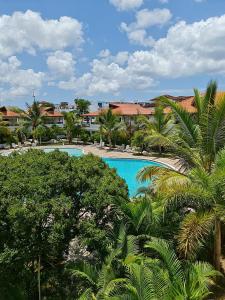 vista su una piscina con palme di Residencial Paraiso Bayahibe a Bayahibe