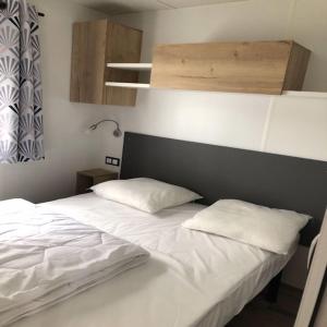 Mobilhomes Quiberon Camping Conguel - Bord de Mer 객실 침대