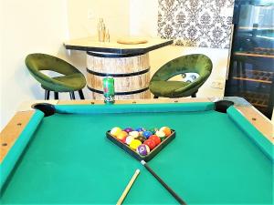 Biliár nebo kulečník v ubytování Villa Spark with heated pool in Rogoznica Zecevo