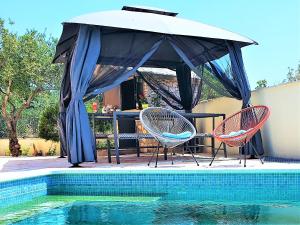 Bazén v ubytování Villa Spark with heated pool in Rogoznica Zecevo nebo v jeho okolí