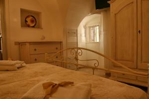 una camera con un letto e una scala di CASETTA nel Centro Storico di Cisternino a Cisternino