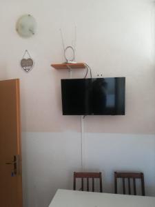 TV a/nebo společenská místnost v ubytování Apartments Center Pag 50 m to the sea