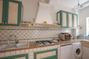 Virtuvė arba virtuvėlė apgyvendinimo įstaigoje Casa di charme panoramica a Capri sulla spiaggia.