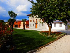 una casa con un patio verde con luz de la calle en Agriturismo Cjargnei en Povoletto