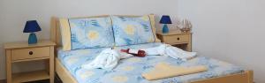 Un dormitorio infantil con una cama azul con muñecas. en Studios Αγκυρα en Livadion