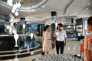 un hombre y una mujer parados en un centro comercial en Riu Palace Costa Rica - All Inclusive en Coco