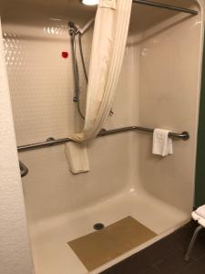 Phòng tắm tại Sleep Inn Louisville East +21 ảnh