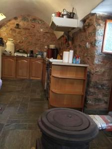 uma cozinha com um balcão e um lavatório num quarto em Aroma Avlis Apartment em Areopoli