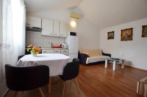 Kuchyň nebo kuchyňský kout v ubytování Zminj Apartments