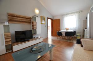 TV a/nebo společenská místnost v ubytování Zminj Apartments