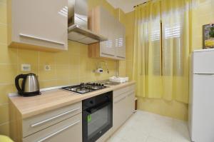 Kuchyň nebo kuchyňský kout v ubytování Zminj Apartments