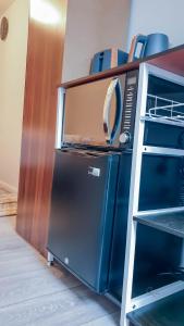 eine Mikrowelle auf einem Kühlschrank in der Unterkunft Mimi's Private Compact and Cozy Ensuite in Netherton