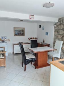 eine Küche mit einem Holztisch und Stühlen in der Unterkunft Apartment Mihael in Dubrovnik