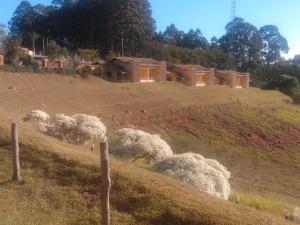 una casa en la cima de una colina con árboles en Molise Hotel Fazenda, en Serra Negra