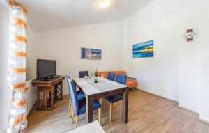 une salle à manger avec une table et des chaises bleues dans l'établissement Apartments Veda, à Pula