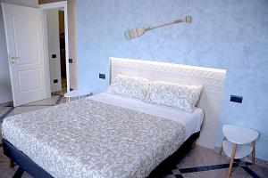 - une chambre avec un lit et un mur bleu dans l'établissement il bastimento, à Campobasso