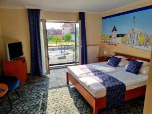 Postel nebo postele na pokoji v ubytování Hotel Viktória