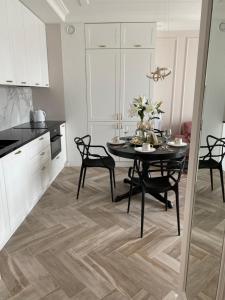 Kuchyňa alebo kuchynka v ubytovaní Apartament Gdańsk przy sercu starówki całkowicie nowy 2021, beautiful apartment in the old town bulit 2021