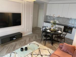 Televízia a/alebo spoločenská miestnosť v ubytovaní Apartament Gdańsk przy sercu starówki całkowicie nowy 2021, beautiful apartment in the old town bulit 2021