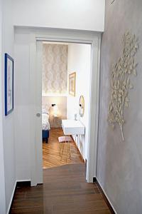 un corridoio con una camera da letto e un lavandino di il bastimento a Campobasso