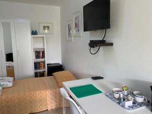 Televízia a/alebo spoločenská miestnosť v ubytovaní B&B ViaDelMare