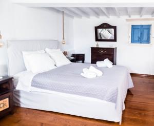 Posteľ alebo postele v izbe v ubytovaní Mykonos Vibes Downtown Townhouse