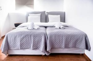 Posteľ alebo postele v izbe v ubytovaní Mykonos Vibes Downtown Townhouse