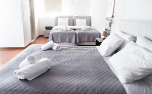 Posteľ alebo postele v izbe v ubytovaní Mykonos Vibes Downtown Townhouse