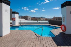 basen na dachu budynku w obiekcie Málaga estación centro playa w Maladze