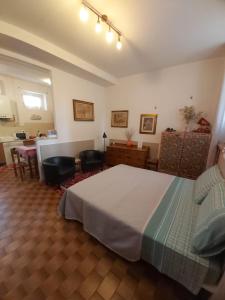 a bedroom with a bed and a table and chairs at Appartamento "Da Mamma Agnese" in Gorgonzola