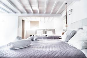 Posteľ alebo postele v izbe v ubytovaní Mykonos Vibes Downtown Townhouse