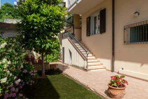 une maison avec des escaliers et des fleurs dans une cour dans l'établissement Casa Rubini, à Teramo