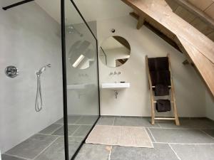 Ett badrum på Guesthouse Graaf Jan