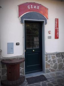 MulazzoにあるCIAK Affittacamereのクラークを読む看板付きの建物への扉