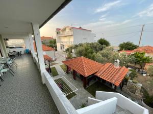 a balcony with a table and a roof at Mpletsa Kalliopi Rooms in Velika