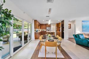 Posezení v ubytování Steps to Beach! Luxe Stay-Chef's Kitchen and Lanai