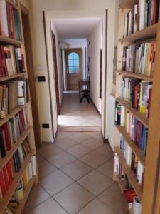 a hallway with several bookshelves and a hallway with a hallway at Appartamento centro storico in Riva del Garda