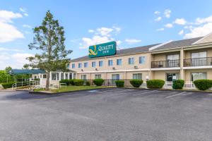 una vista frontal de un hotel con aparcamiento en Quality Inn Cape Cod, en Bourne