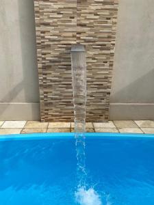 a water fountain in a swimming pool at Casa Ondas de Alter in Alter do Chao