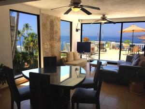 a living room with a view of the ocean at Penthouse VLM Gran Terraza 200 metros vista inmejorable piscina gigante in Acapulco