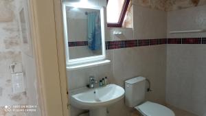 A bathroom at Climati Studios Még 36 kép
