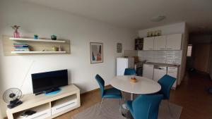 拉希什切的住宿－Marula Apartment，一间厨房,内设一张桌子和蓝色的椅子