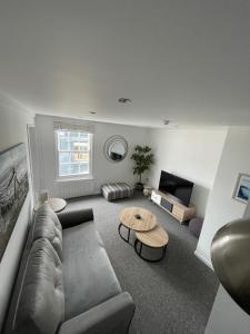sala de estar con sofá y mesa en Brownston Apartments en Modbury