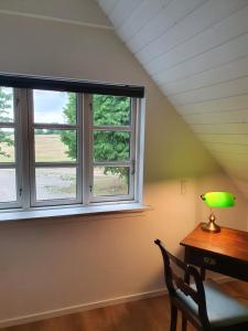 een kamer met een bureau en een raam bij Lillevang bed & breakfast in Sorø