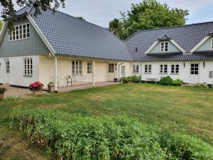 een groot wit huis met een grote tuin bij Lillevang bed & breakfast in Sorø