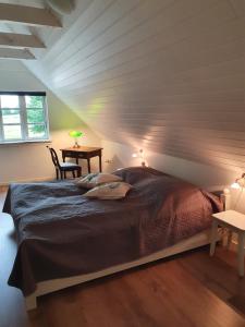 Schlafzimmer mit einem Bett, einem Tisch und einem Fenster in der Unterkunft Lillevang bed & breakfast in Sorø
