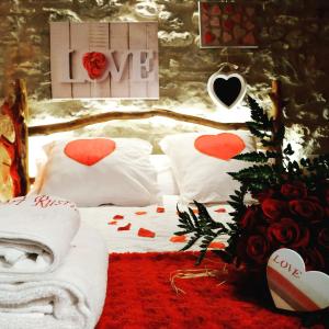 Postel nebo postele na pokoji v ubytování Casa Rustic Suites, JACUZI & LOVE