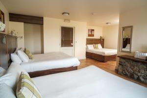 Letto o letti in una camera di The Lodge Doolin