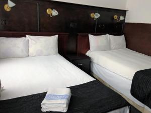 Postel nebo postele na pokoji v ubytování Plaza London Hotel + 37 fotografií
