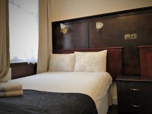 Postel nebo postele na pokoji v ubytování Plaza London Hotel